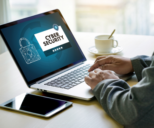 Een werknemer bezig met een security awareness training op een laptop.