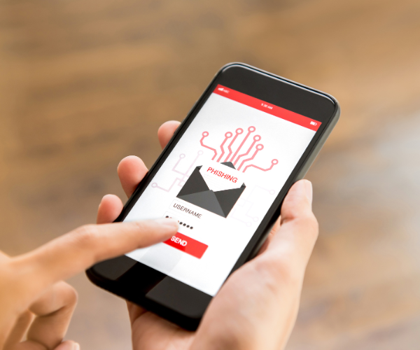 Smartphone met een phishingmail erop.