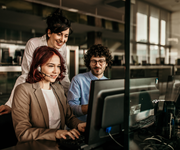 IT medewerkers achter een computer aan het werk met IT beheer.