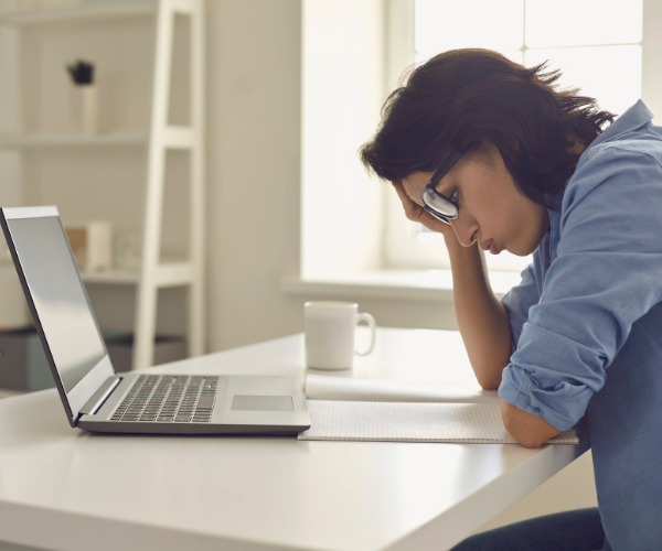 Dame aan het werk op een laptop die een error vertoont.