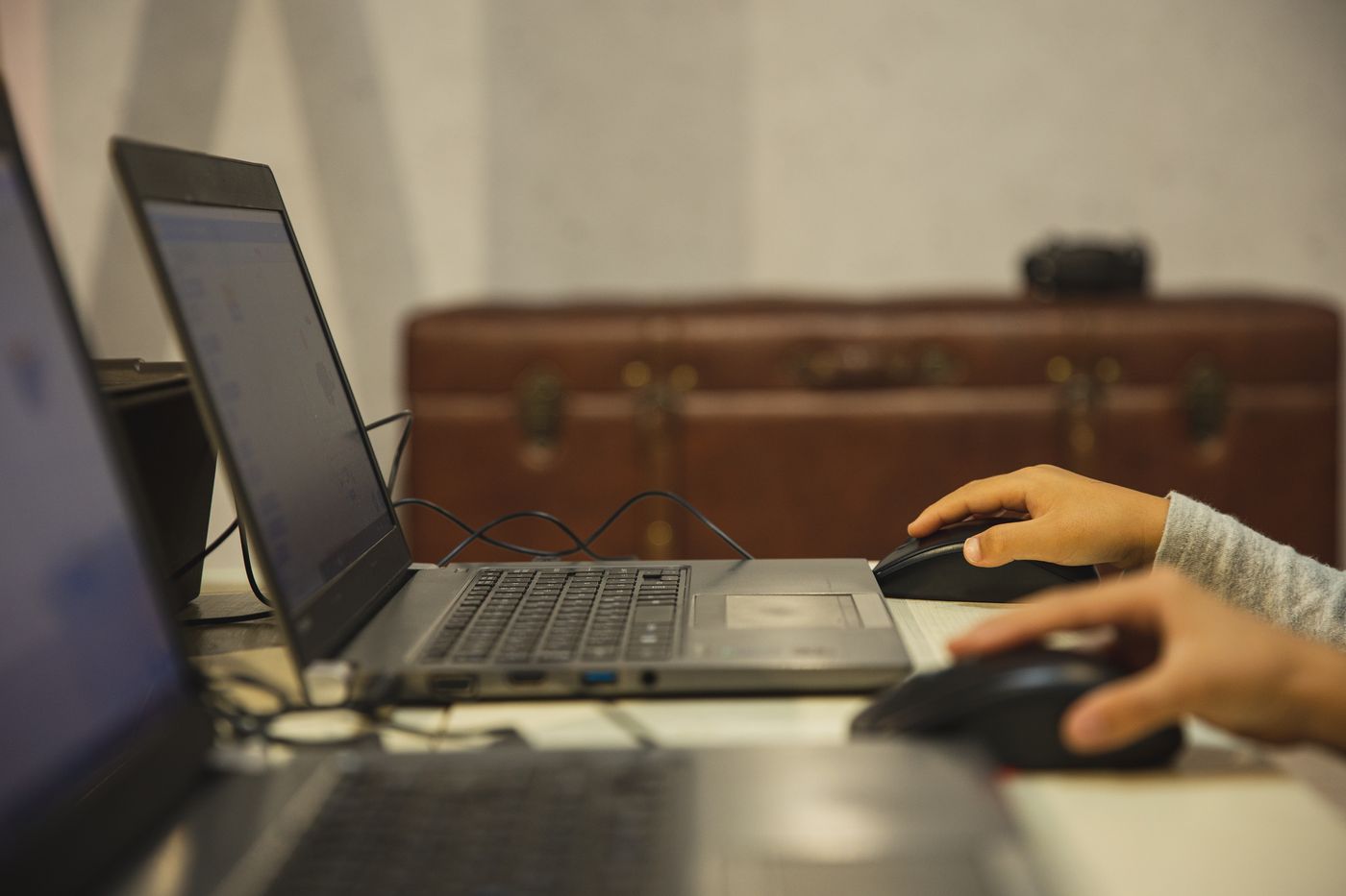 Leerling werkt op een laptop in de klas