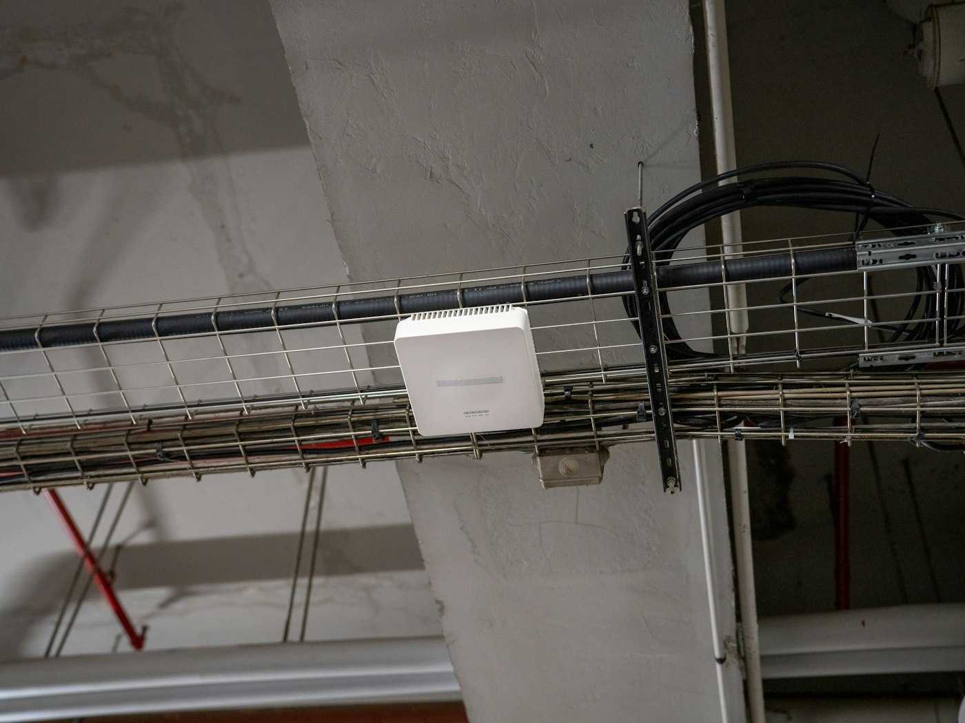 Wifi-accesspoint aan het plafond