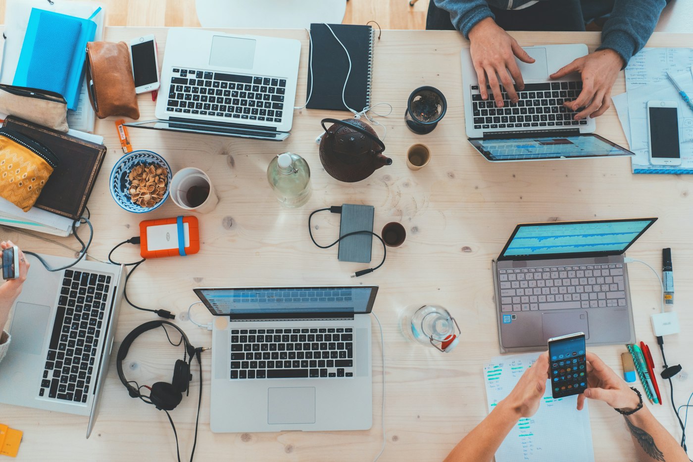 Verschillende laptops naast elkaar op een tafel, van bovenaf