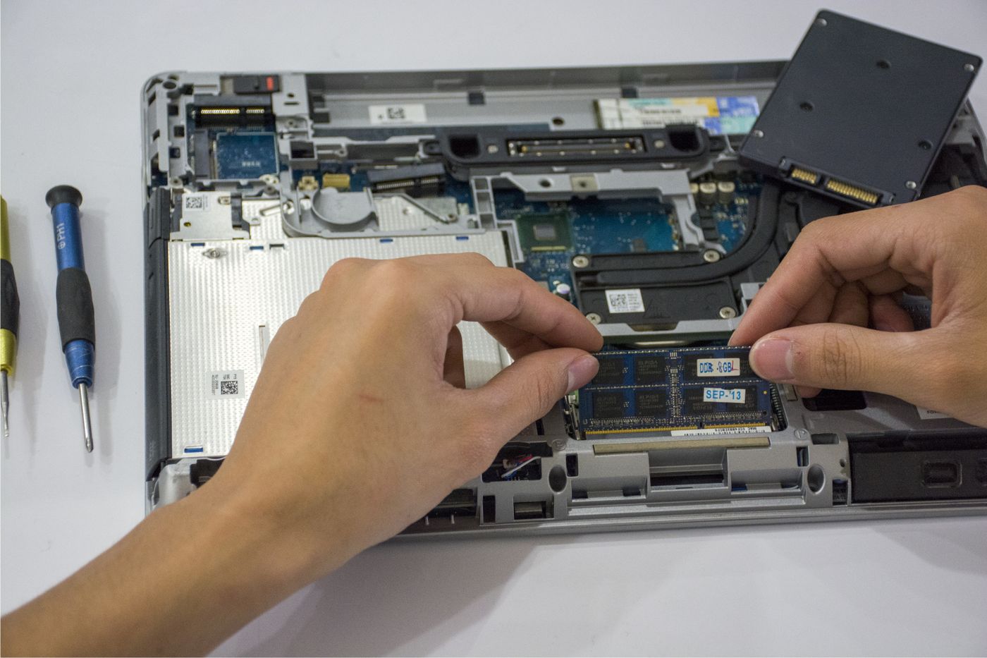 Technicus vervangt een onderdeel in een geopende laptop