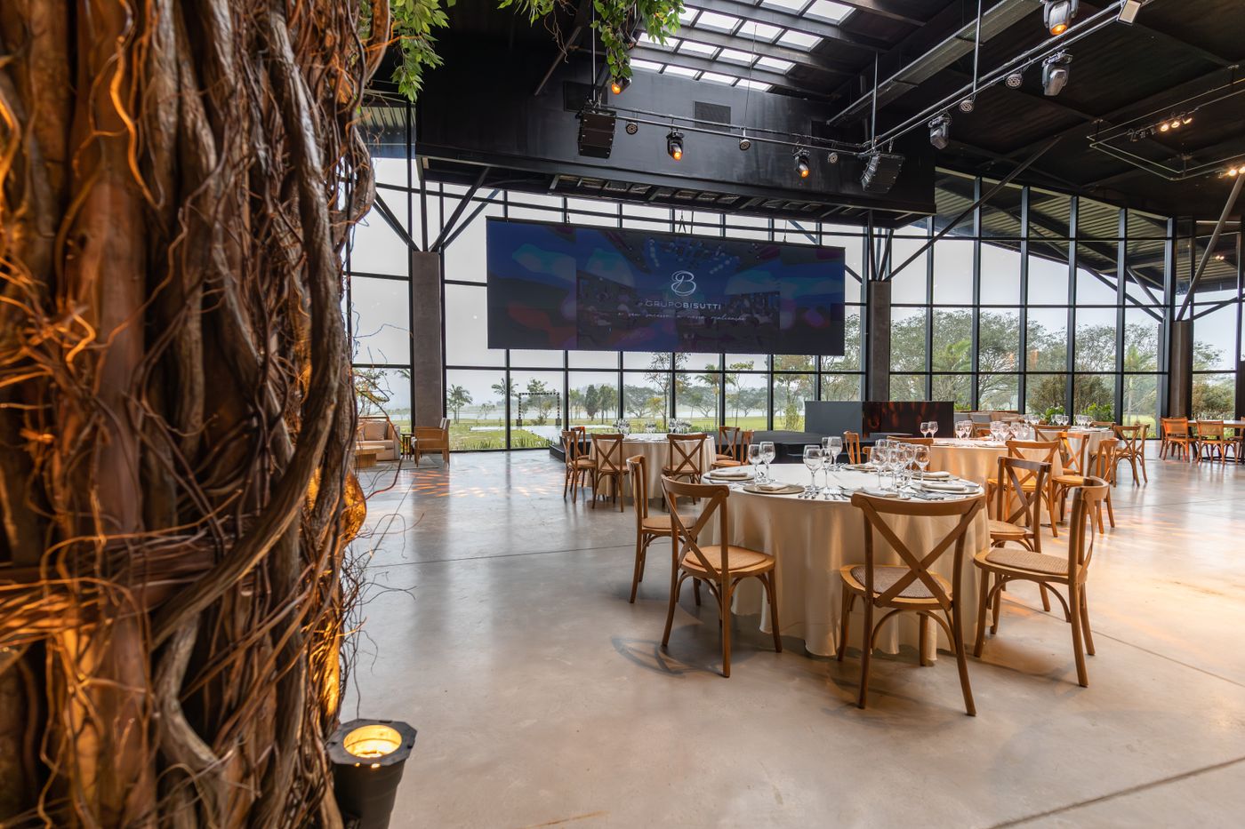 Ledscherm in een evenementenzaal met gedekte tafels